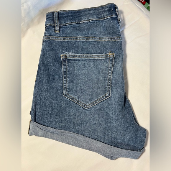 H&M LADIES DENIM CUFFED SHORTS NWOT - Picture 4 of 9